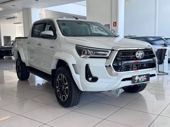 TOYOTA HILUX 2.8 D-4D TURBO DIESEL CD SRX PLUS 4X4 AUTOMÁTICO
